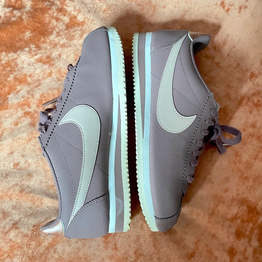 CLASSIC CORTEZ / SMOKEY MAUVE / NIKE